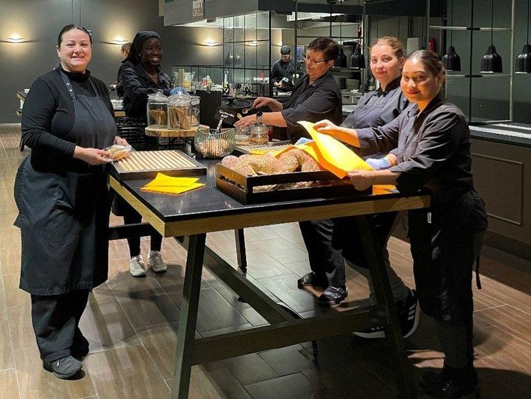 Kuvassa vas. Maria Claudia Ortiz Cabrear, Rachel Namugarzi, Kirsi Nieminen, Zhraliuk Iryna, ja Rajkumari Gurung.