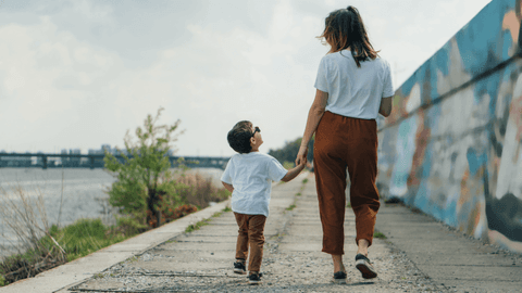 nainen ja pieni poika kävelemässä