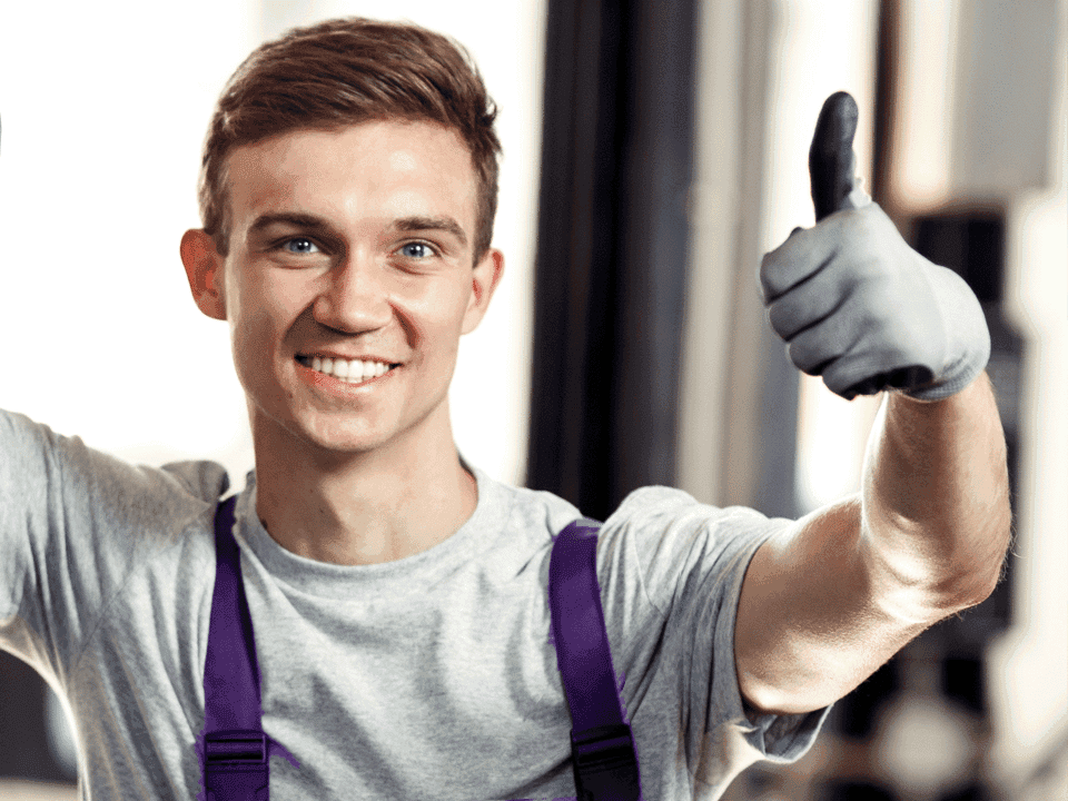 Kuvituskuvassa tyytyväinen työntekijä on nostanut peukun ylös.