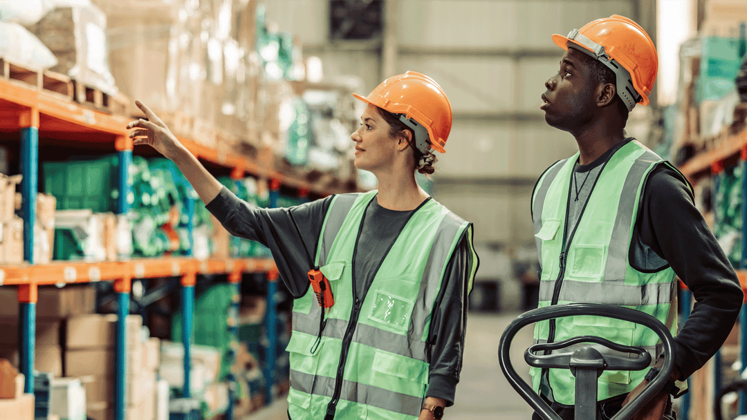Kuvituskuvassa on kaksi sisälogistiikan työntekijää.