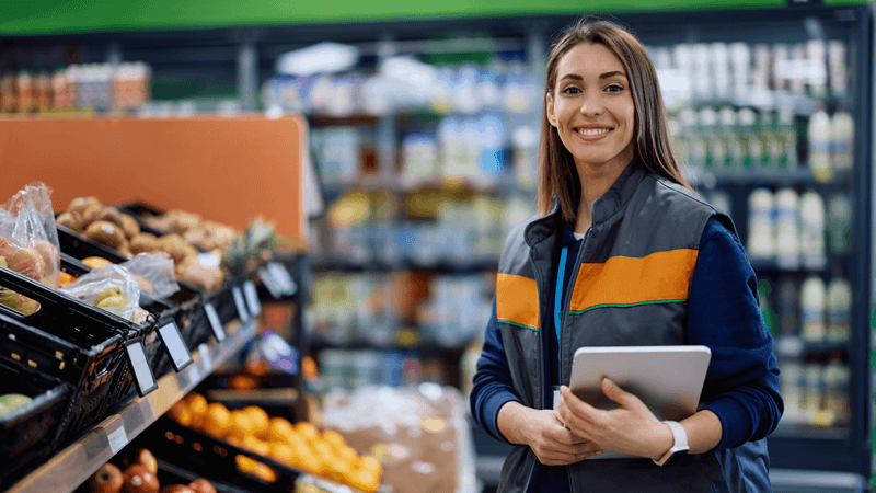 mies töissä kaupassa