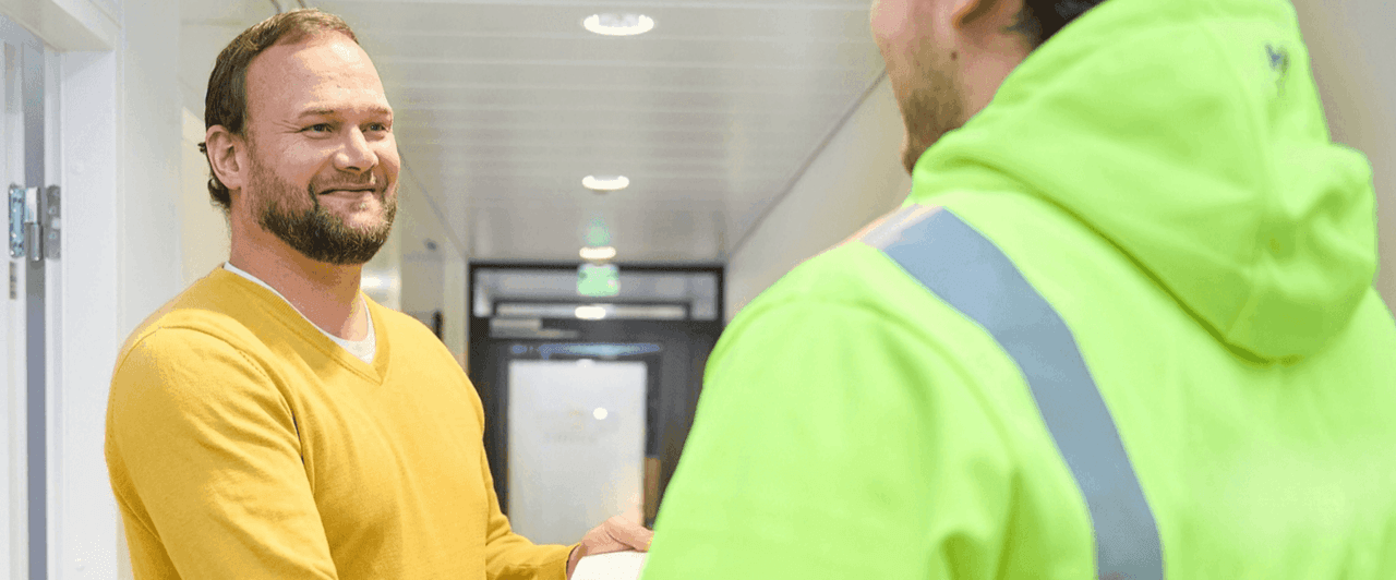 Asiakkuuspäällikkö toivottaa työntekijän tervetulleeksi StaffPointille.
