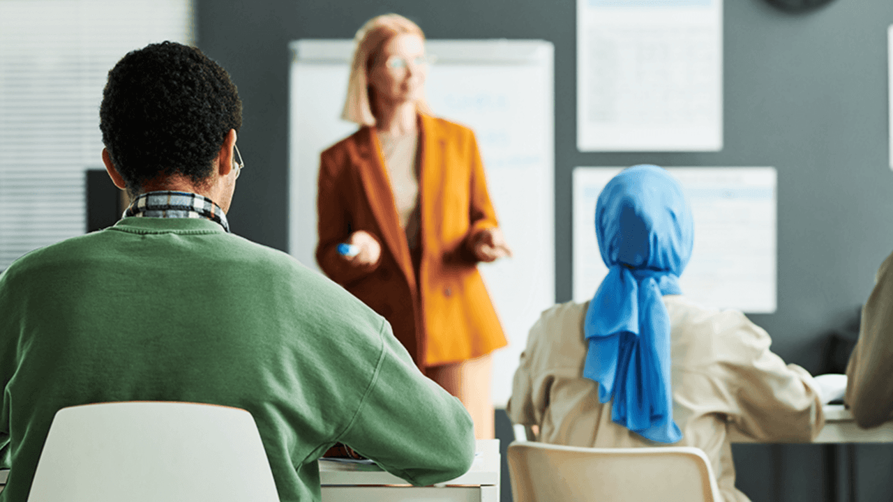 Kansainvälinen porukka opiskelemassa luokassa