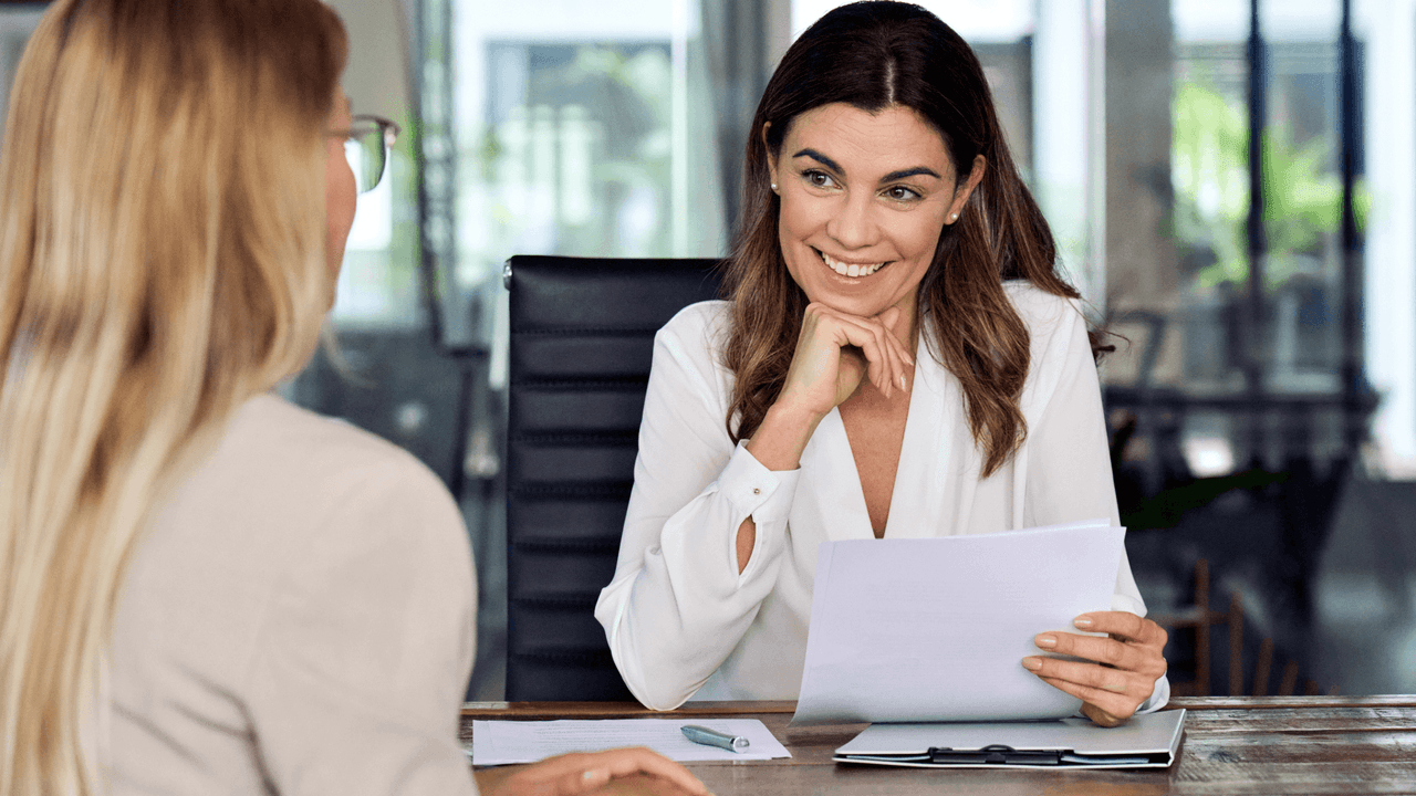 Valmentaja ja valmennettava keskustelevat