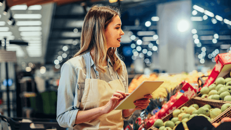 Nainen töissä kaupassa