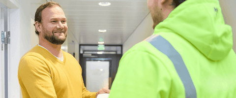 Asiakkuuspäällikkö toivottaa työntekijän tervetulleeksi StaffPointille.
