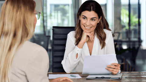 Valmentaja ja valmennettava keskustelevat