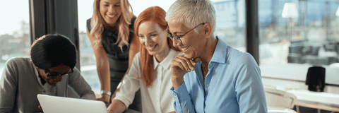 Kuvituskuvassa ryhmä työntekijöitä ideoi uusia palveluita.