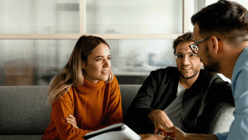 Kuvituskuvassa ryhmä työkavereita keskustelee.