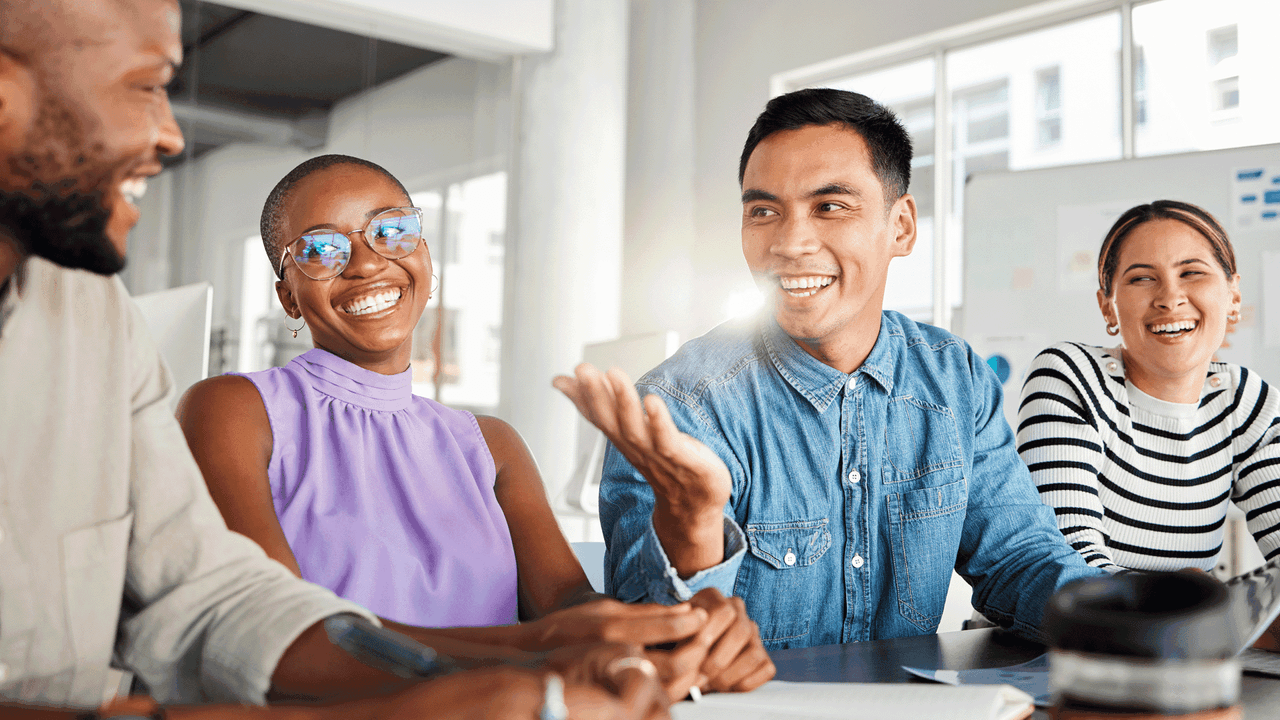 Kuvituskuvassa on työkavereita palaverissa.