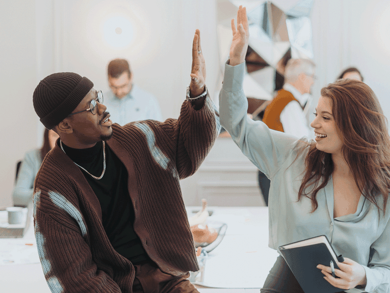 Kuvituskuvassa nainen katsoo hymyillen kameraan.