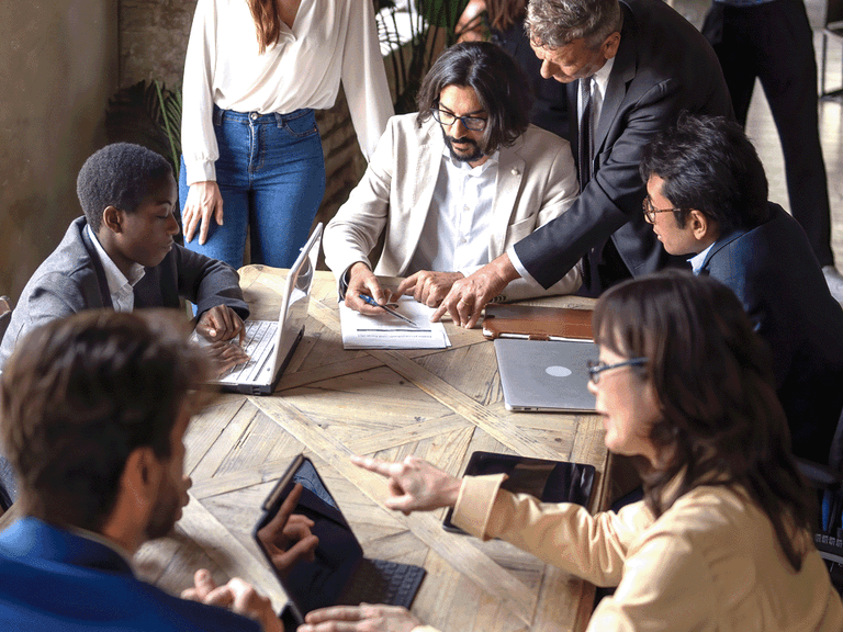 Kuvituskuvassa on ryhmä työkavereita.