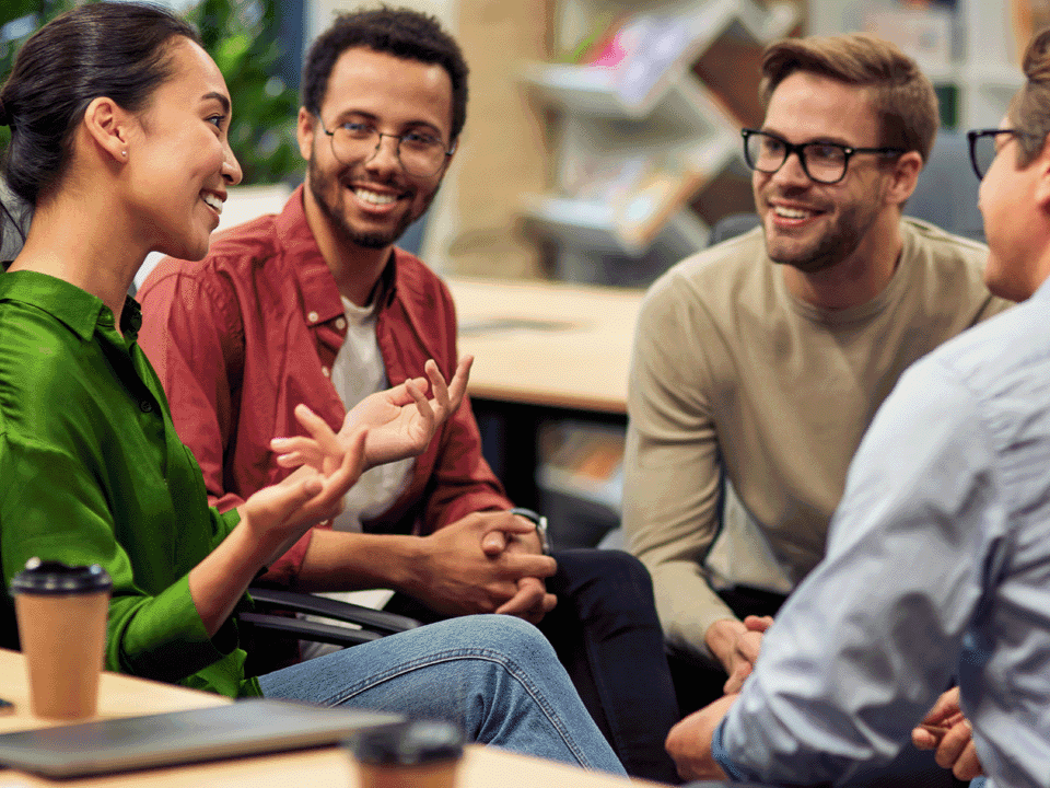 Kuvituskuvassa työntekijät keskustelevat.