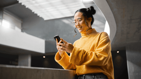 nainen katsoo puhelinta