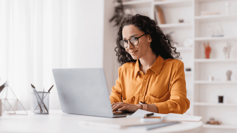 oranssipaitainen nainen tietokoneella