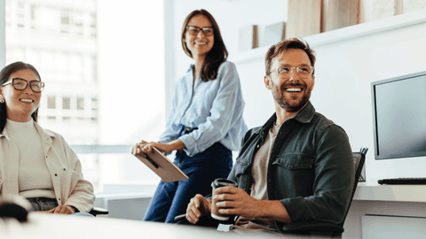 Porukka toimistolla katsoo oikealle