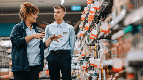 työntekijät kävelevät kaupassa