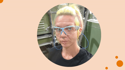 Kuvituskuvassa uratarinan kertova Emma Laitinen on työpaikallaan.